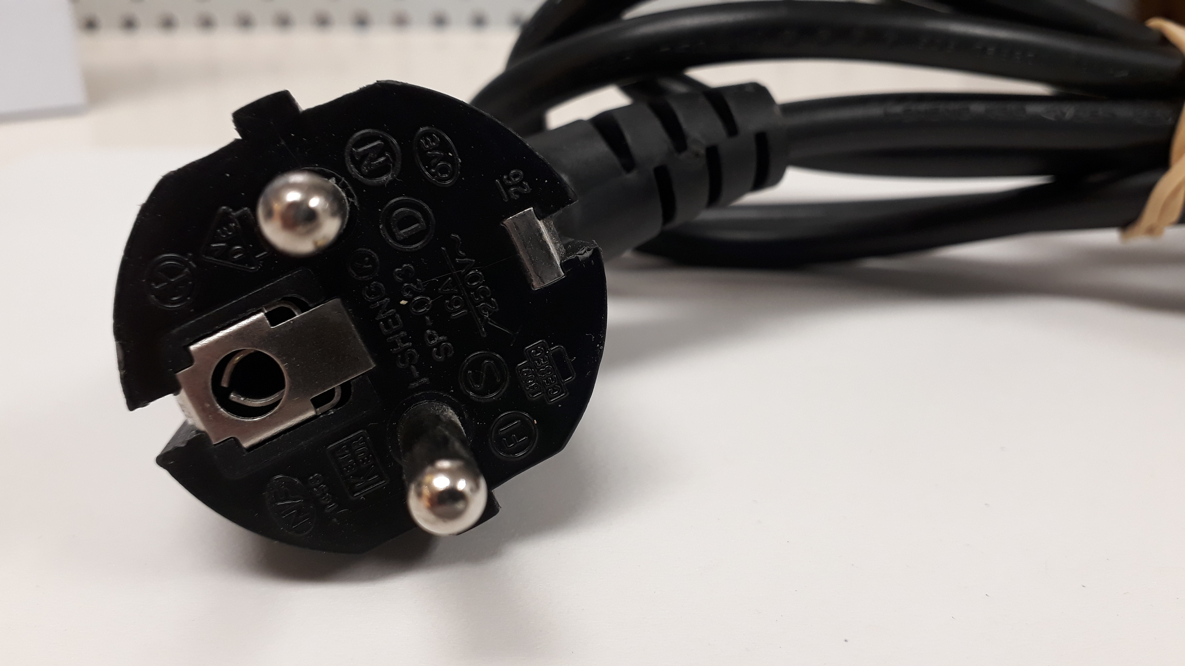 1,50m Netzkabel Stromkabel Schutzkontakt Stecker Typ F (CEE 7/7) auf IEC C13 Kaltgerätebuchse Laptop Notebook Netzteil - Schwarz 