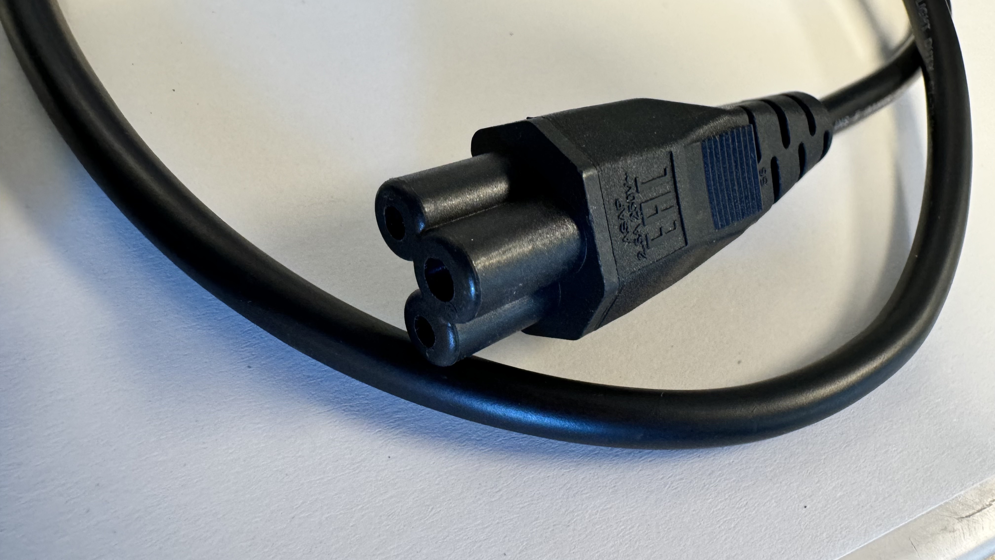 1m Netzkabel Stromkabel Schutzkontakt Stecker Typ F (CEE 7/7) auf IEC C5 Buchse Kleeblattkupplung Laptop Notebook Netzteil - Schwarz